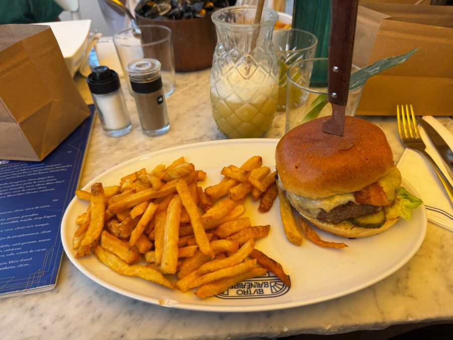 Petit burger en bord de mer